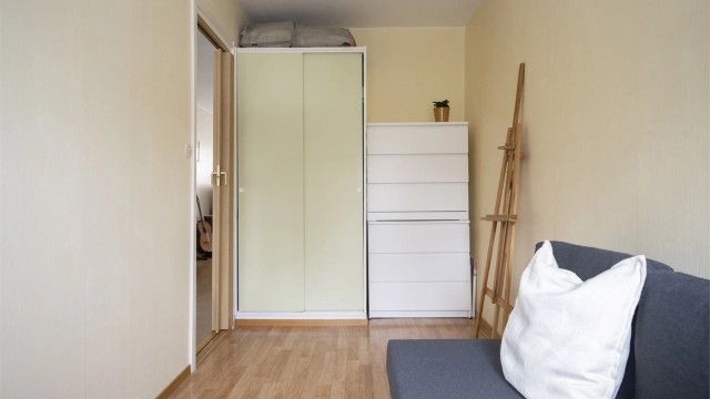 Her er det god plass til seng, pult eller annet ønskelig møblement