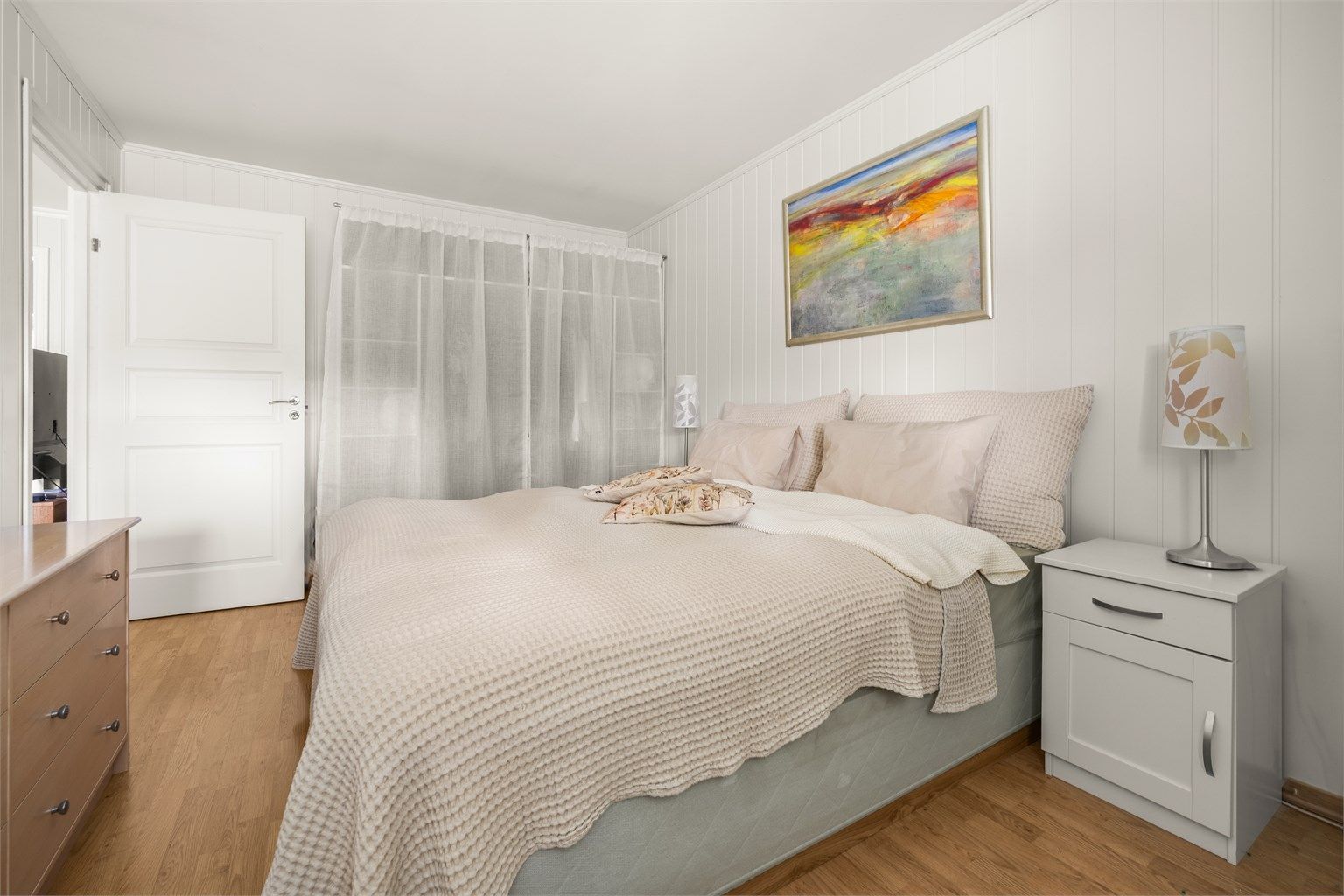 Rommet har profilerte innerdører og laminatgulv, i likhet med de fleste andre rom i leiligheten.