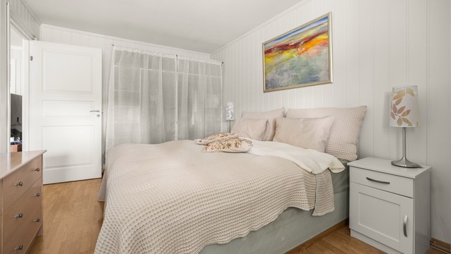 Rommet har profilerte innerdører og laminatgulv, i likhet med de fleste andre rom i leiligheten.