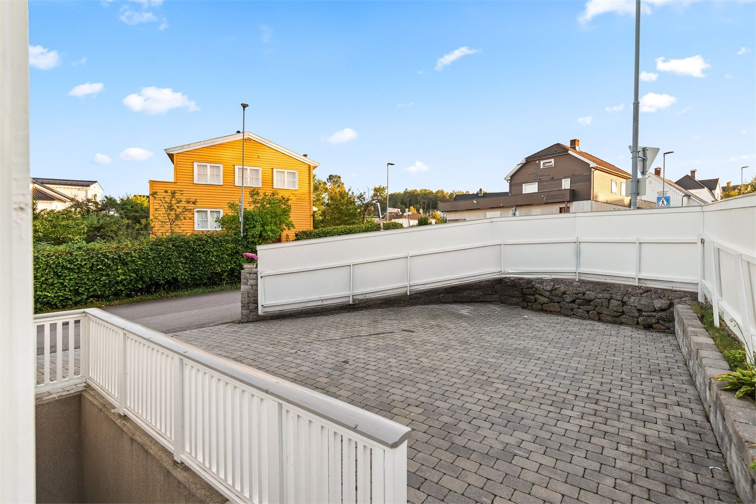 Gårdsplassen er pent belagt med belegningsstein og har rikelig med parkeringsplass. Det er også opparbeidet en mindre biloppstillingsplass syd øst på tomten. 