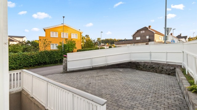 Gårdsplassen er pent belagt med belegningsstein og har rikelig med parkeringsplass. Det er også opparbeidet en mindre biloppstillingsplass syd øst på tomten.