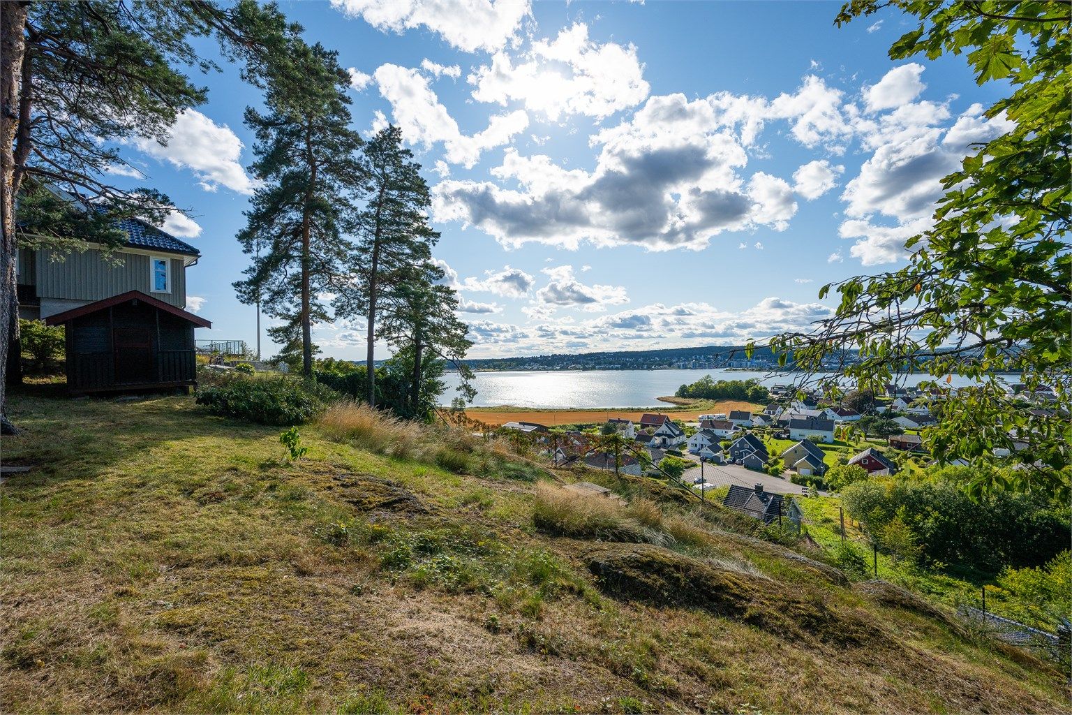 Attraktiv eiendom omgitt av natur og med utsikt som følger deg fra rom til rom.