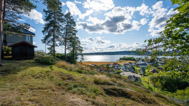 Attraktiv eiendom omgitt av natur og med utsikt som følger deg fra rom til rom.