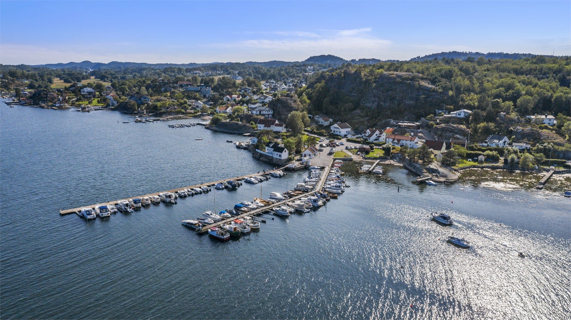 Lahelle båthavn ligger 1,4 km unna