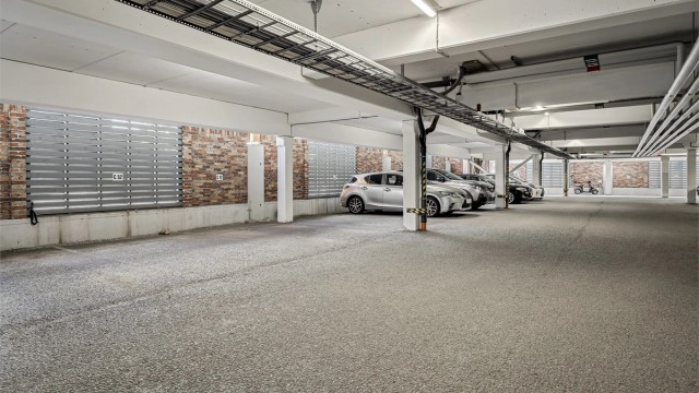 Hver leilighet har vedtektsfestet en medfølgende disponibel parkeringsplass i felles garasjeanlegg.