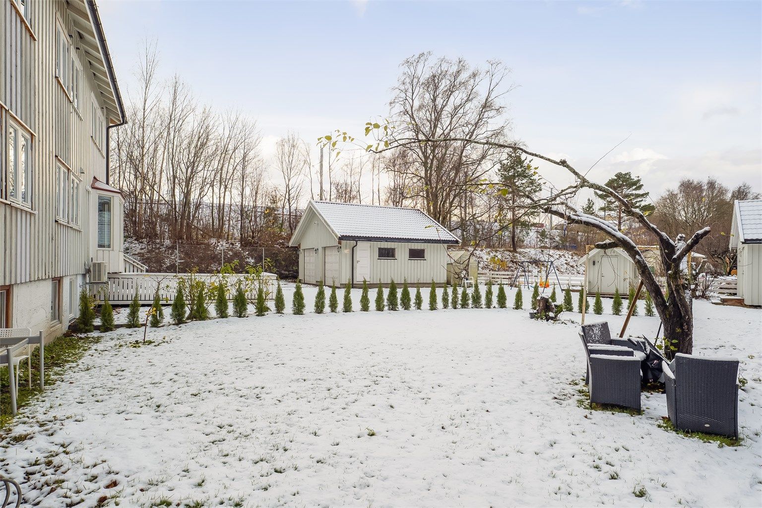 Stor felles hage på i underkant av ett mål