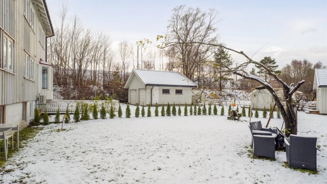 Stor felles hage på i underkant av ett mål
