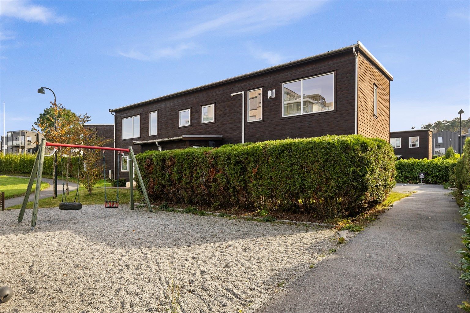 Felles lekeplass tilrettelagt for lek i trygge og rolige omgivelser.