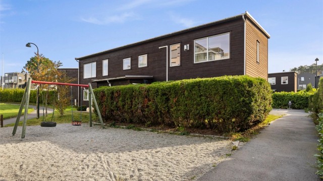 Felles lekeplass tilrettelagt for lek i trygge og rolige omgivelser.