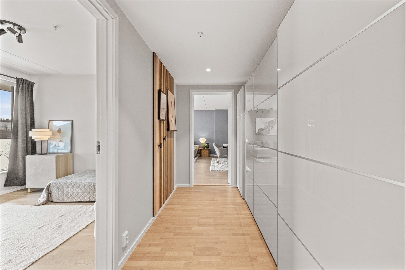 Stor garderobe og oppbevaringsplass i gangen.