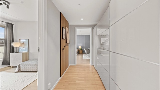 Stor garderobe og oppbevaringsplass i gangen.