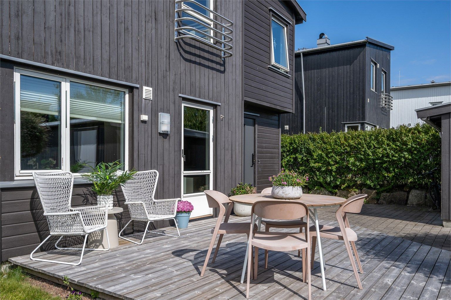 Her er det god plass til en sittegruppe for å nyte gode solforhold.