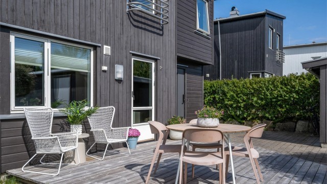 Her er det god plass til en sittegruppe for å nyte gode solforhold.