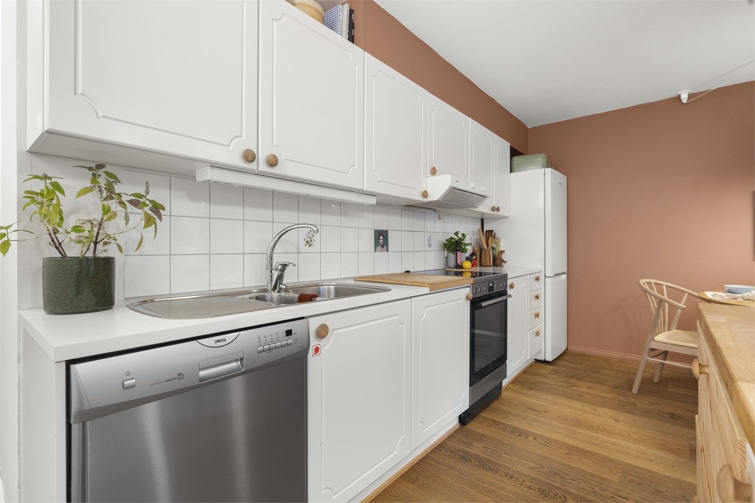 Innredning med profilerte fronter og laminat benkeplate med nedfelt vask. 