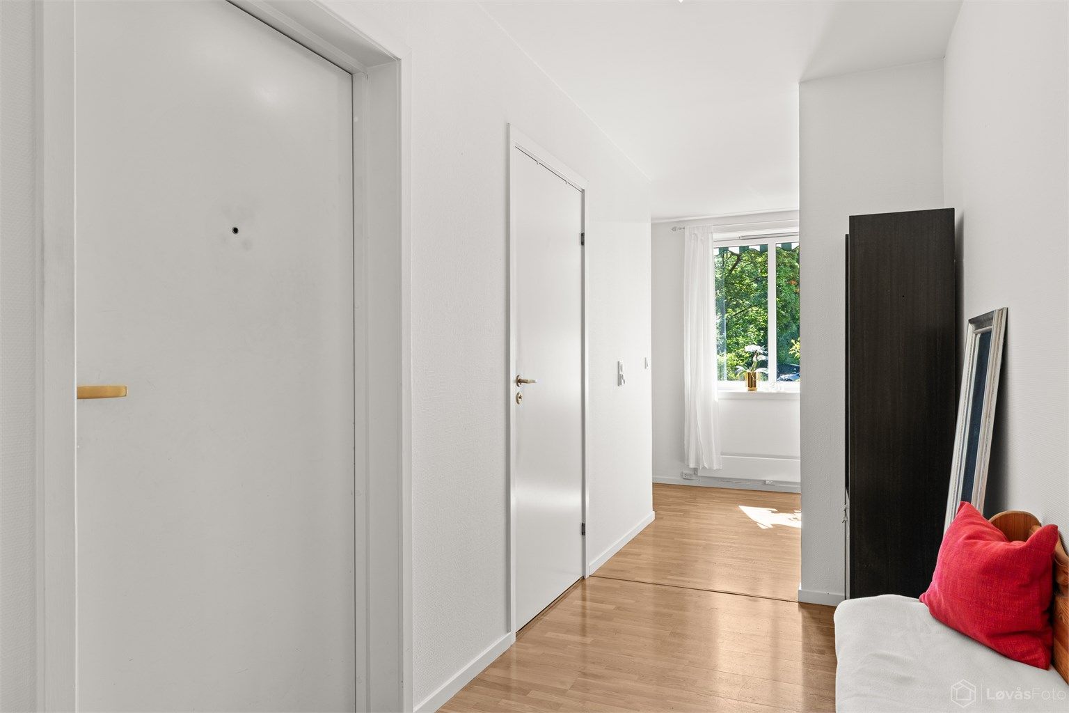 Romslig entré med parkett på gulv og god plass for oppbevaring. Herfra er det direkte adkomst til soverom, bad og videre inn til boligens øvrige oppholdsrom.