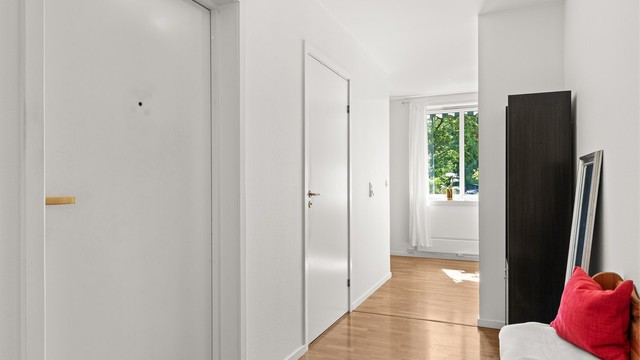 Romslig entré med parkett på gulv og god plass for oppbevaring. Herfra er det direkte adkomst til soverom, bad og videre inn til boligens øvrige oppholdsrom.