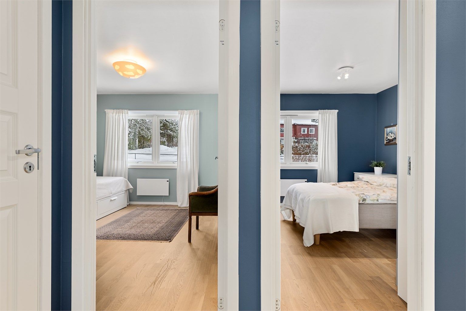 Soverommene ligger adskilt fra oppholdsrommene.