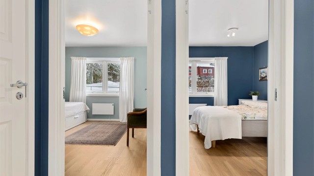 Soverommene ligger adskilt fra oppholdsrommene.