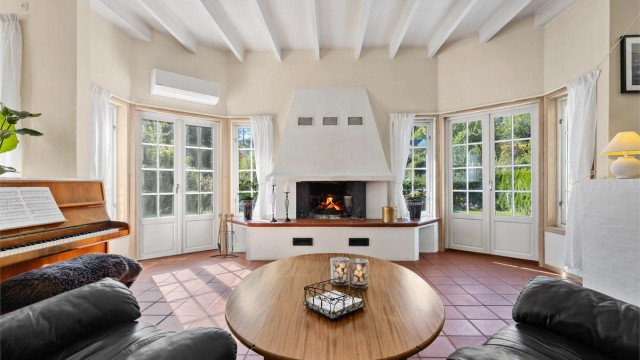 Stuen har god plass til ønsket møblering, og en stor og god peis som varmer godt i hele rommet.