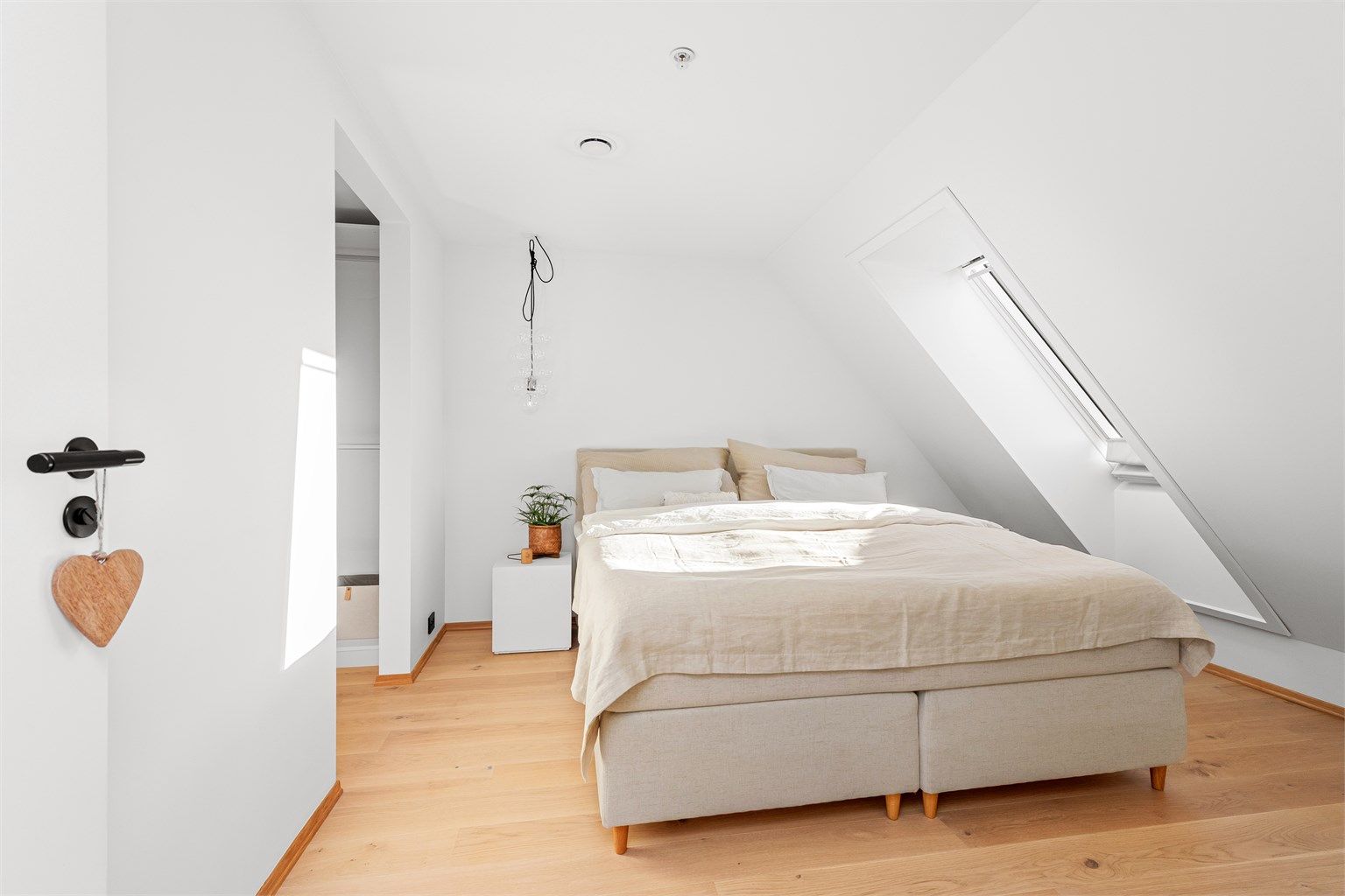 Soverom med garderobe inn til venstre