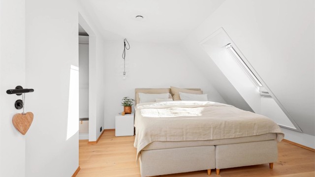 Soverom med garderobe inn til venstre