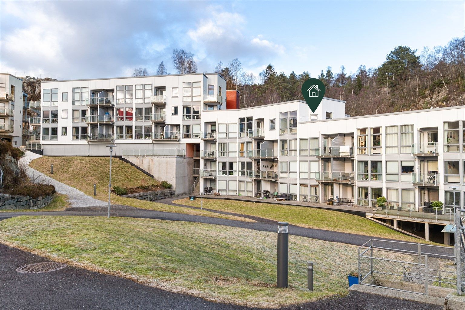 - Leiligheten har en unik beliggenhet i bygget med privat takterrasse - 