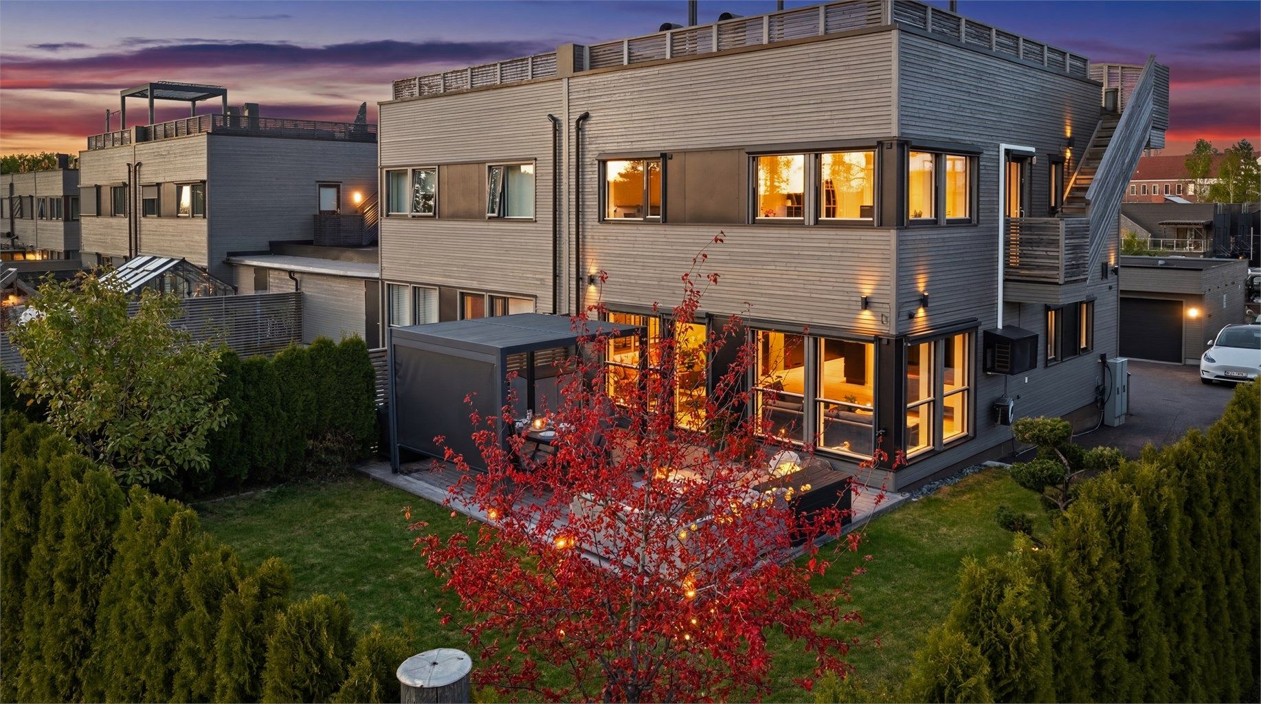 Velkommen til Karl Norbecks Veg 3D! En moderne og innholdsrik tomannsbolig fra 2018 med gjennomgående høy standard, gulvvarme og to store uteplasser.