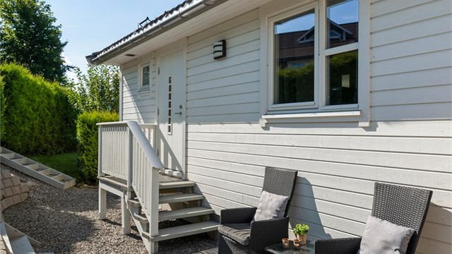 Uteplassen vender mot øst, med morgensol. Uteplassen er usjenert med hekk rundt