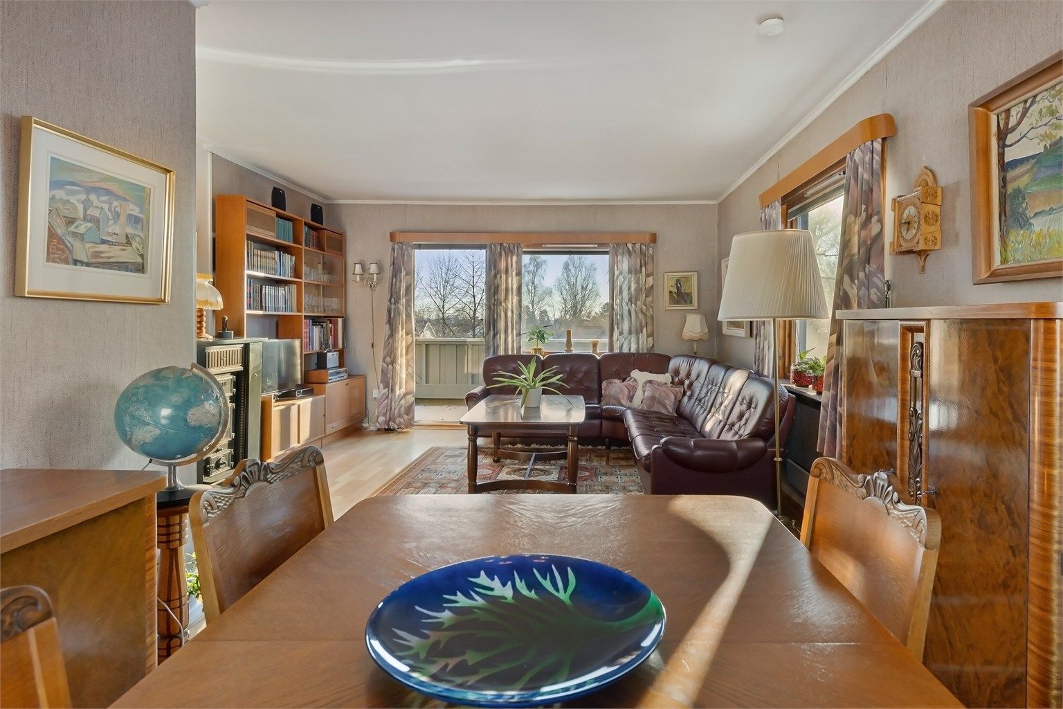 Leiligheten har vinduer og utsikt fra alle 3 sider