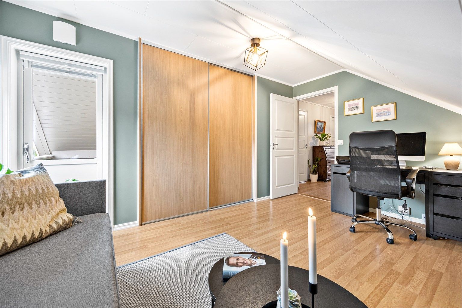 Rommet har skyvedørsgarderobe og utgang til boligens andre veranda.
