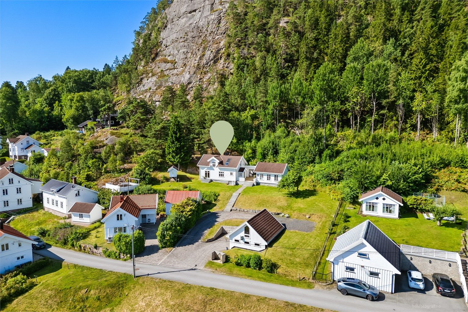 Det er ca. 20 min kjøring til Sande, ca. 12 min kjøring til Svelvik og ca. 37 min til Drammen.