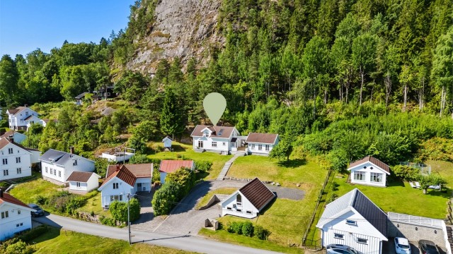 Det er ca. 20 min kjøring til Sande, ca. 12 min kjøring til Svelvik og ca. 37 min til Drammen.