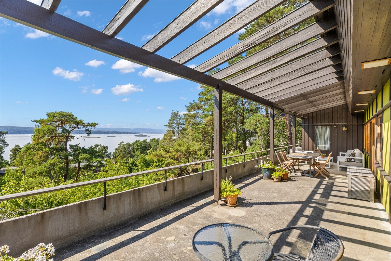 Velkommen til Birgitte Hammers vei 17 - Solrik arkitekttegnet enebolig på ett plan | Fjordutsikt | Stor tomt | Blindvei