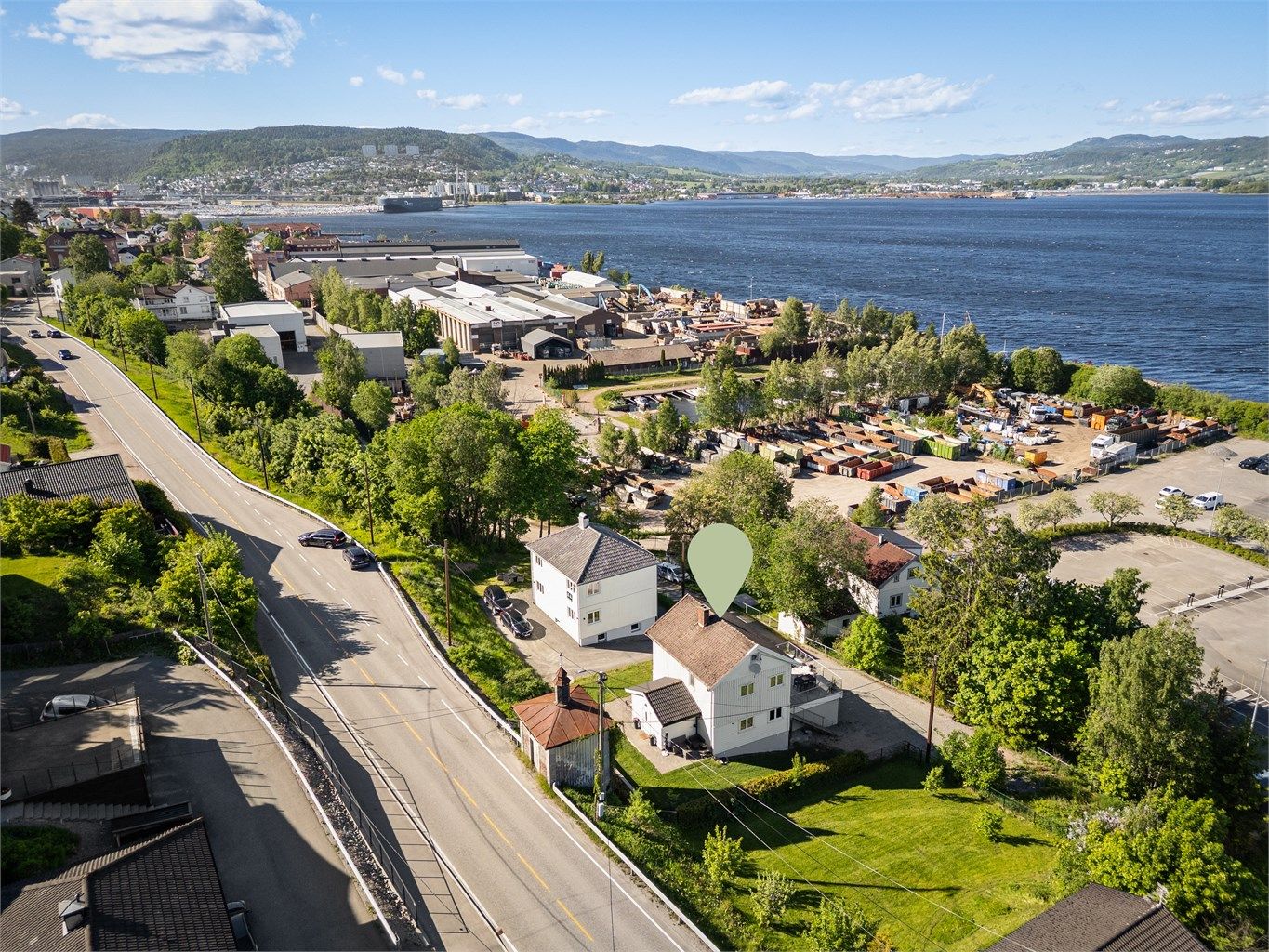 Ca. 10 min kjørevei til sentrum med "alt" av servicetilbud, sentrumsfasiliteter, bussknutepunkt og togstasjon.