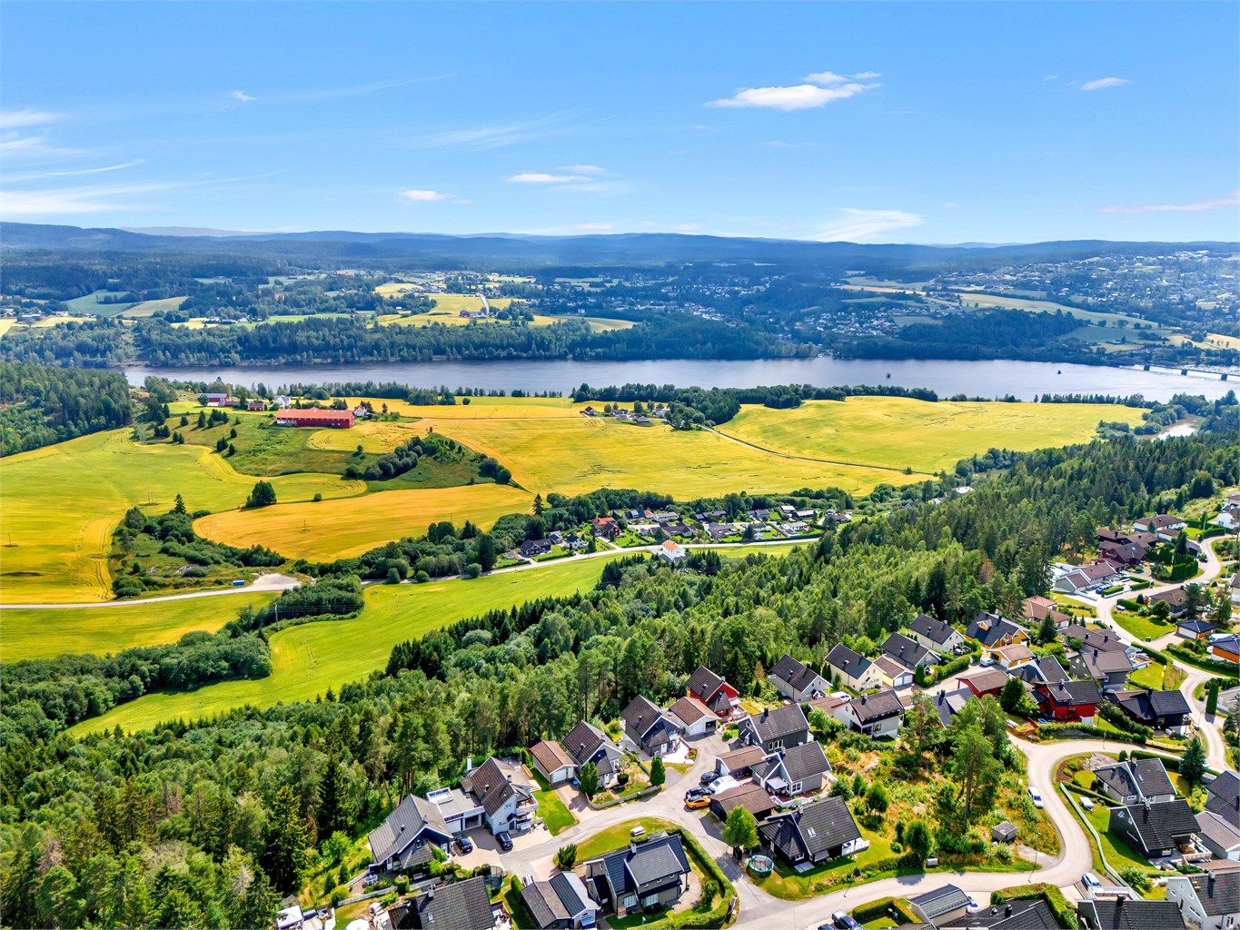 Eneboligen ligger i et stille og rolig nabolag med naturskjønn utsikt og med kort vei til barnehager, Garderåsen barneskole og Østersund ungdomsskole. 