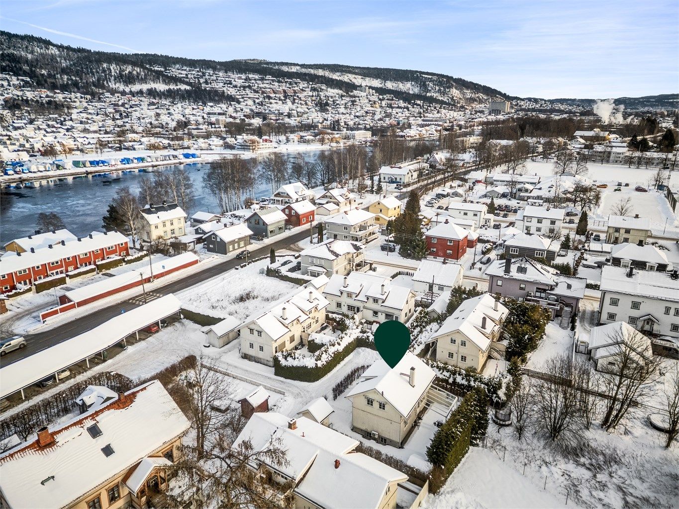 Beliggende i et hyggelig "tun" på gamle Rød Gård. 
Foto: Ole Thorgeir Solheim Thoresen