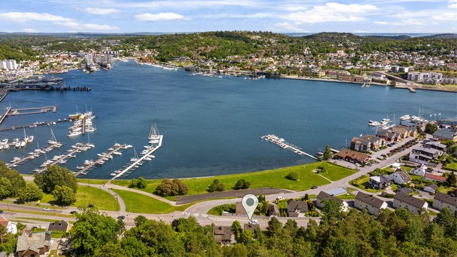 Kort vei ned til sjøen med bademuligheter og båthavner.