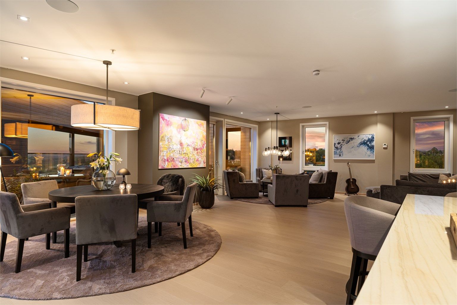 Stuen og kjøkkenet utgjør til sammen en over 75 kvm. stor sosial sone for både hverdagslig opphold og større sammenkomster.