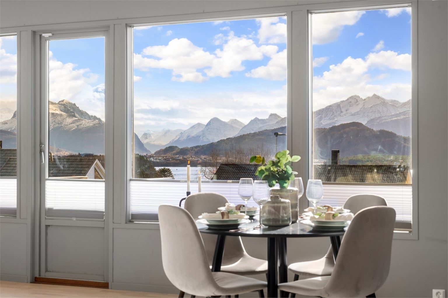 Spisestuen er perfekt plassert for å nyte måltider med utsikt over fjord og fjell