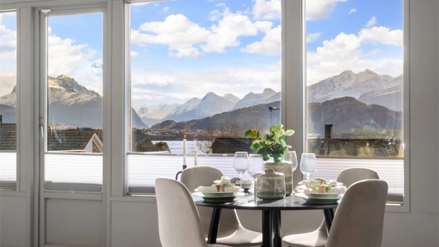 Spisestuen er perfekt plassert for å nyte måltider med utsikt over fjord og fjell