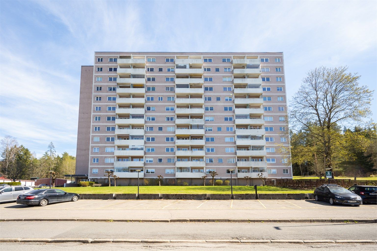 Bygget er fra 1957 og har fasader med pussede og malte flater.