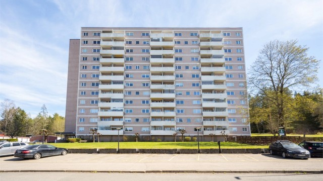 Bygget er fra 1957 og har fasader med pussede og malte flater.