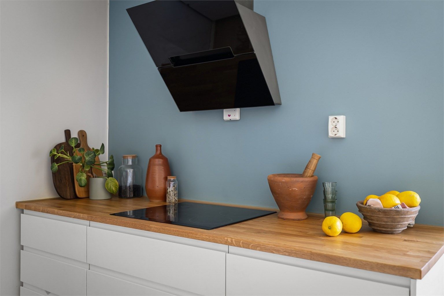 Nedfelt koketopp med kullfilterventilator over