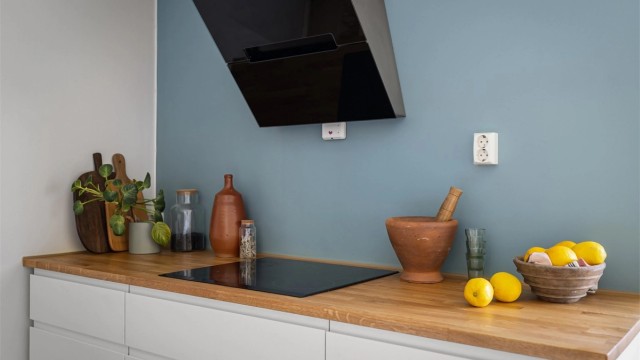 Nedfelt koketopp med kullfilterventilator over