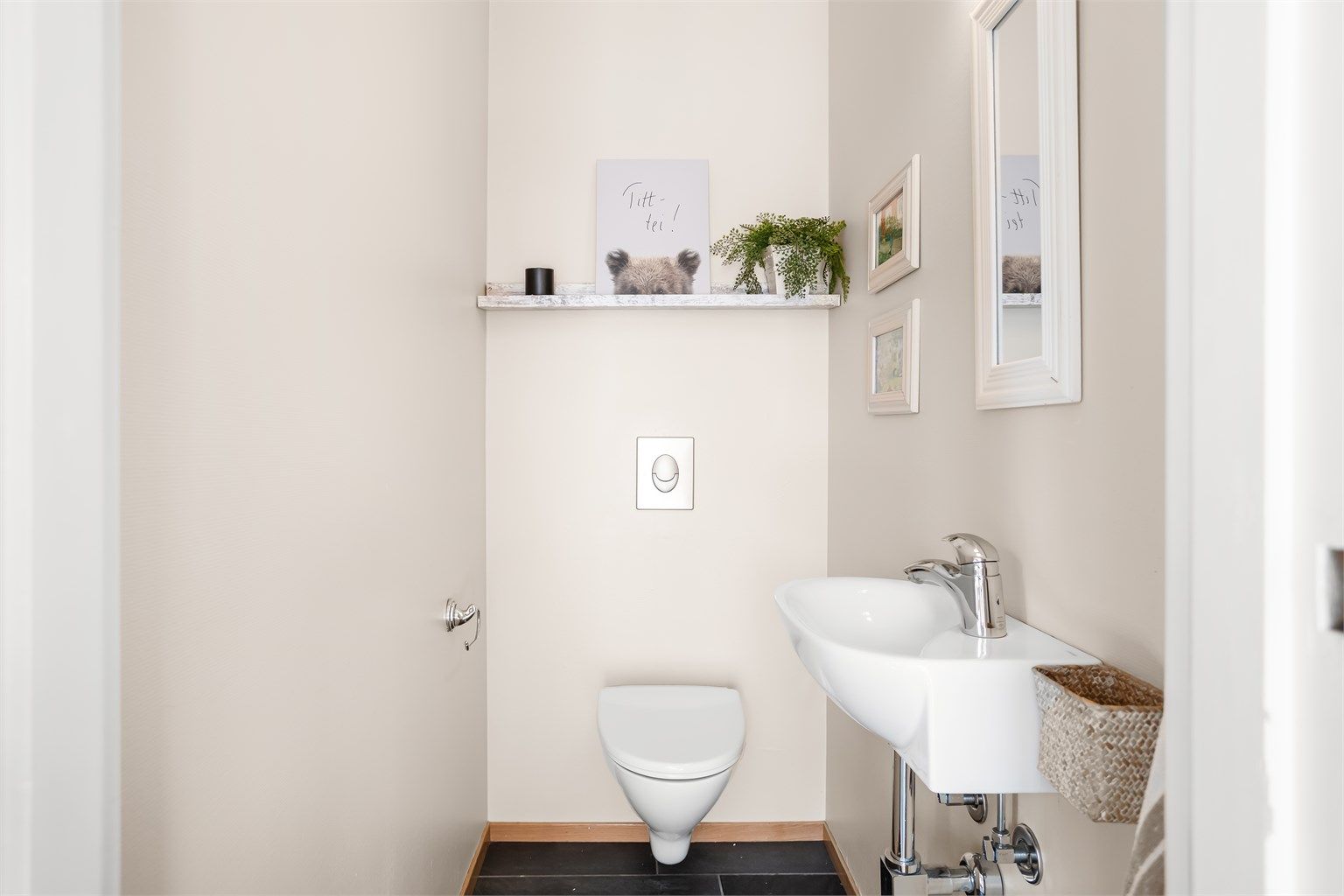 Toalettrommet i første etasje med elektrisk gulvvarme. 