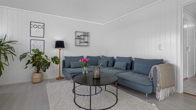 Rommet har en god takhøyde på 2,42 meter, malte panelplater på veggene og laminat på gulvet.
