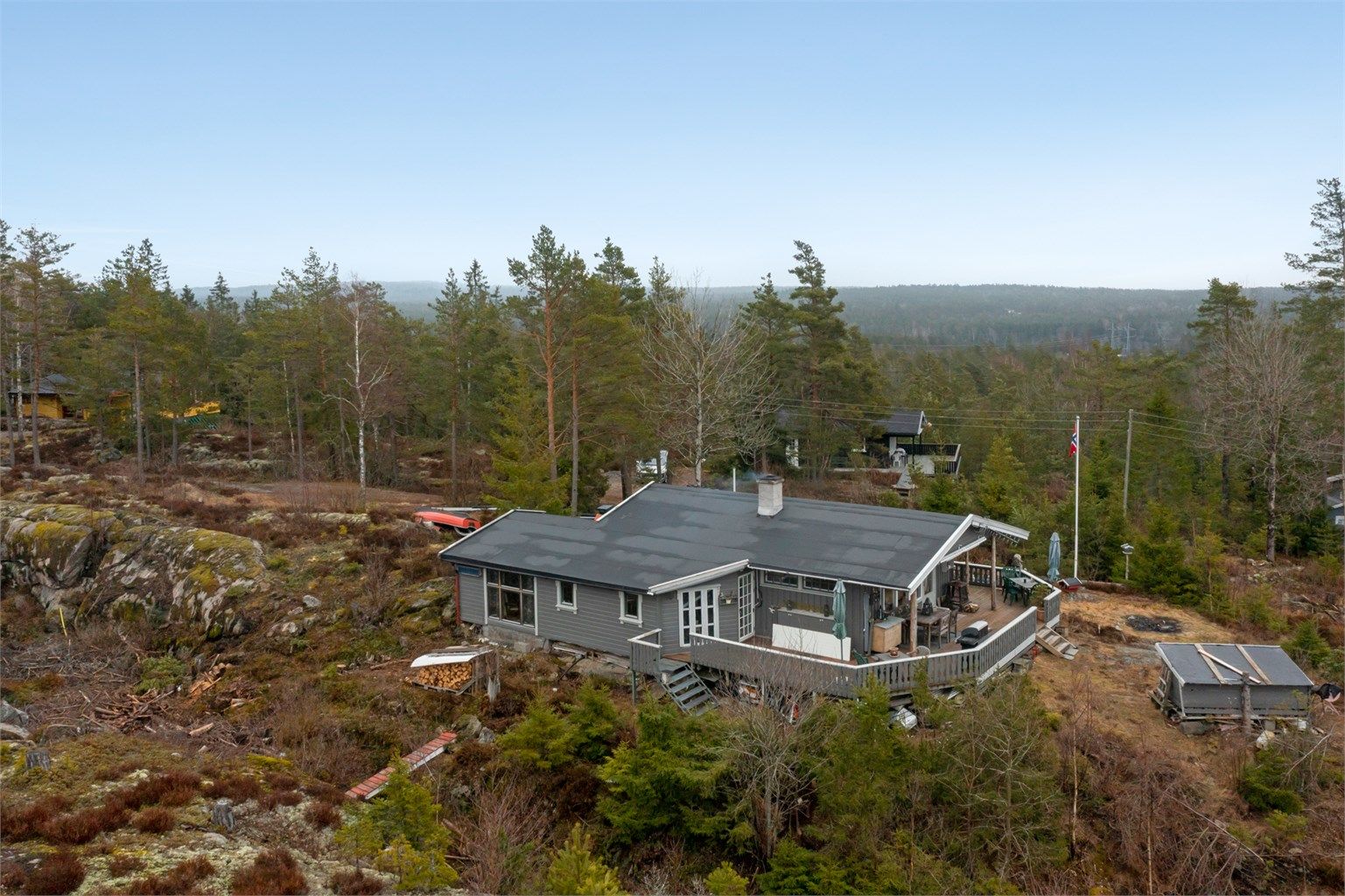 Tidlig på 2000-tallet ble hytta utvidet med tilbygg mot vest der blant annet spisestue og bad inngår. Ny papp ble lagt over hele yttertaket i 2018.