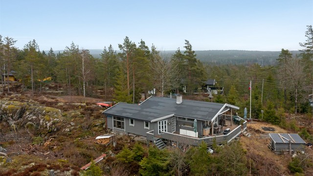 Tidlig på 2000-tallet ble hytta utvidet med tilbygg mot vest der blant annet spisestue og bad inngår. Ny papp ble lagt over hele yttertaket i 2018.