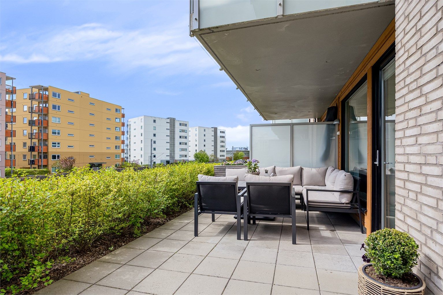 Her kan man møblere med både grill og hyggelig sofagruppe. Man slipper også en del innsyn 