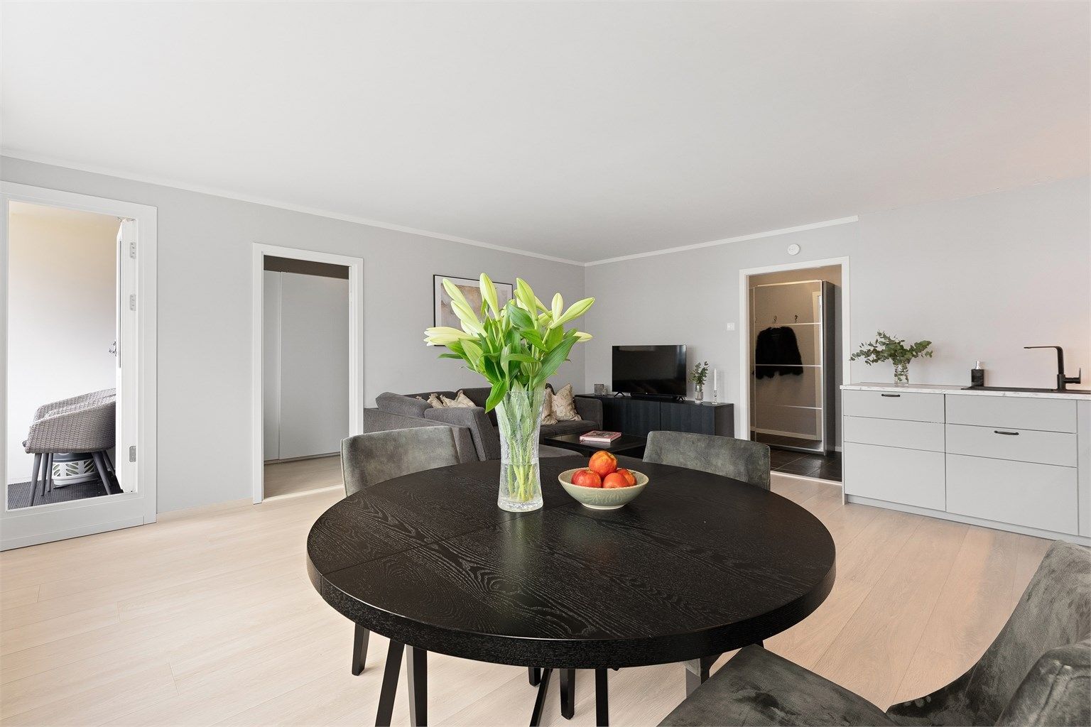 Den åpne planløsningen gir en sosial og luftig atmosfære.